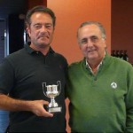 Fernando Pertierra ganador en 2012 recibe la copa de manos de nuestro Presidente, Luis Ester.